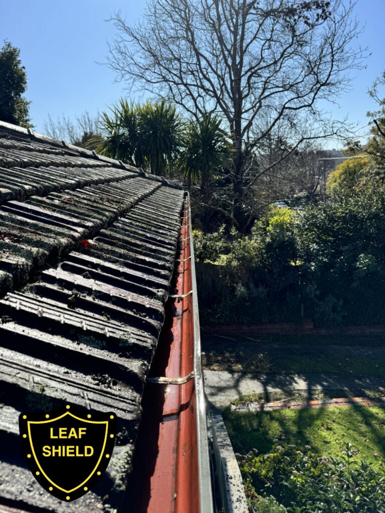 A sparkling clean red gutter after cleaning by Leafsheld